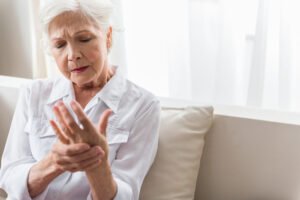 woman with joint pain in her hands